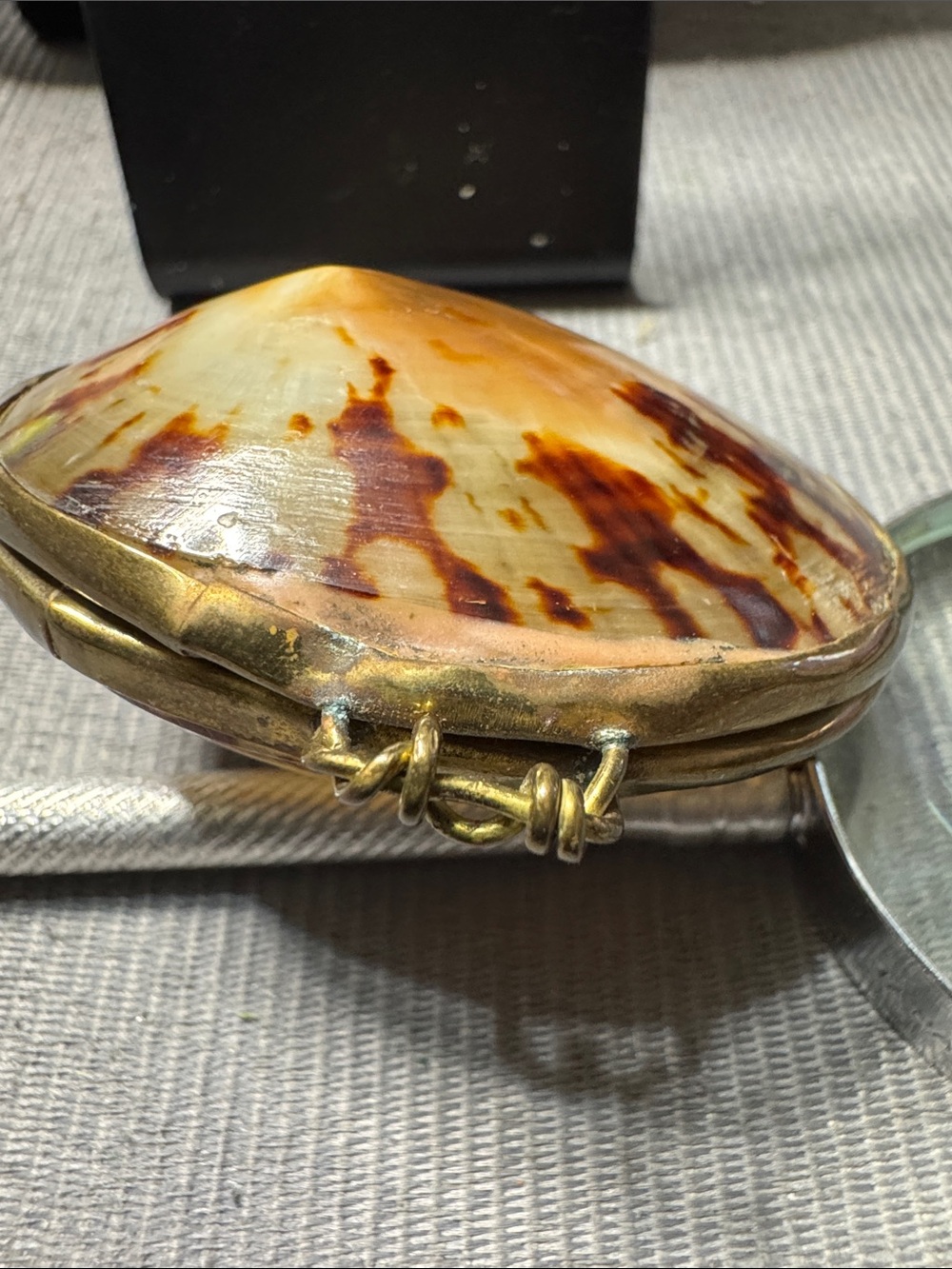 Source Unknown Brown and Cream Shell Pendant/Trinket Box - Picture 3 of 5